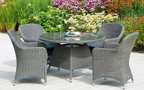 The garden lounge (Gartenlounge) of this store are very durable and resistant to sun and water